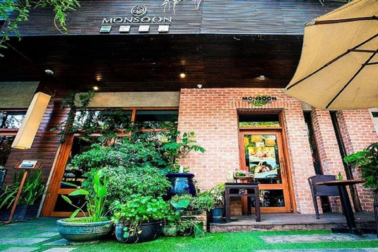 Monsoon Riverside Hotel Phnom Penh Exterior photo