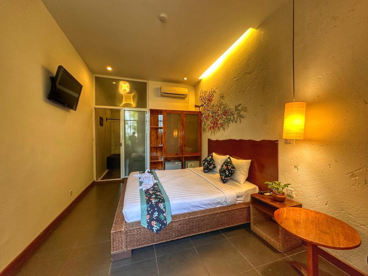 Monsoon Riverside Hotel Phnom Penh Exterior photo
