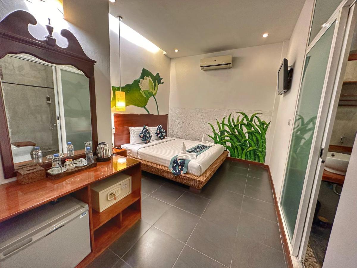 Monsoon Riverside Hotel Phnom Penh Exterior photo