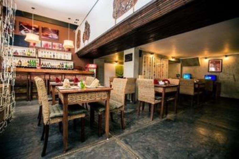Monsoon Riverside Hotel Phnom Penh Exterior photo