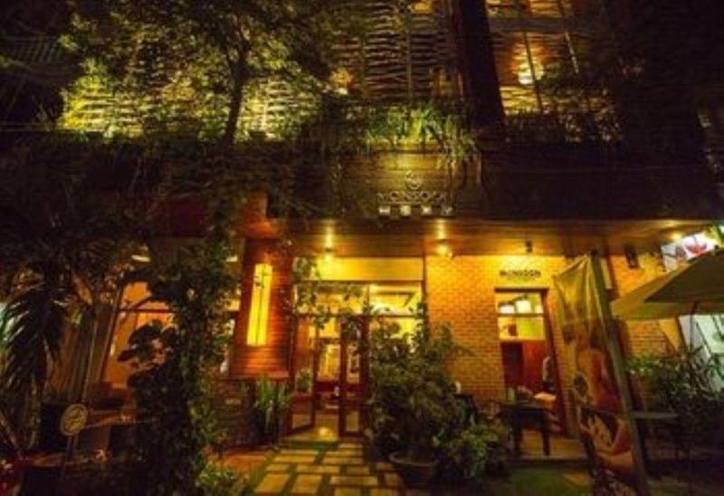Monsoon Riverside Hotel Phnom Penh Exterior photo