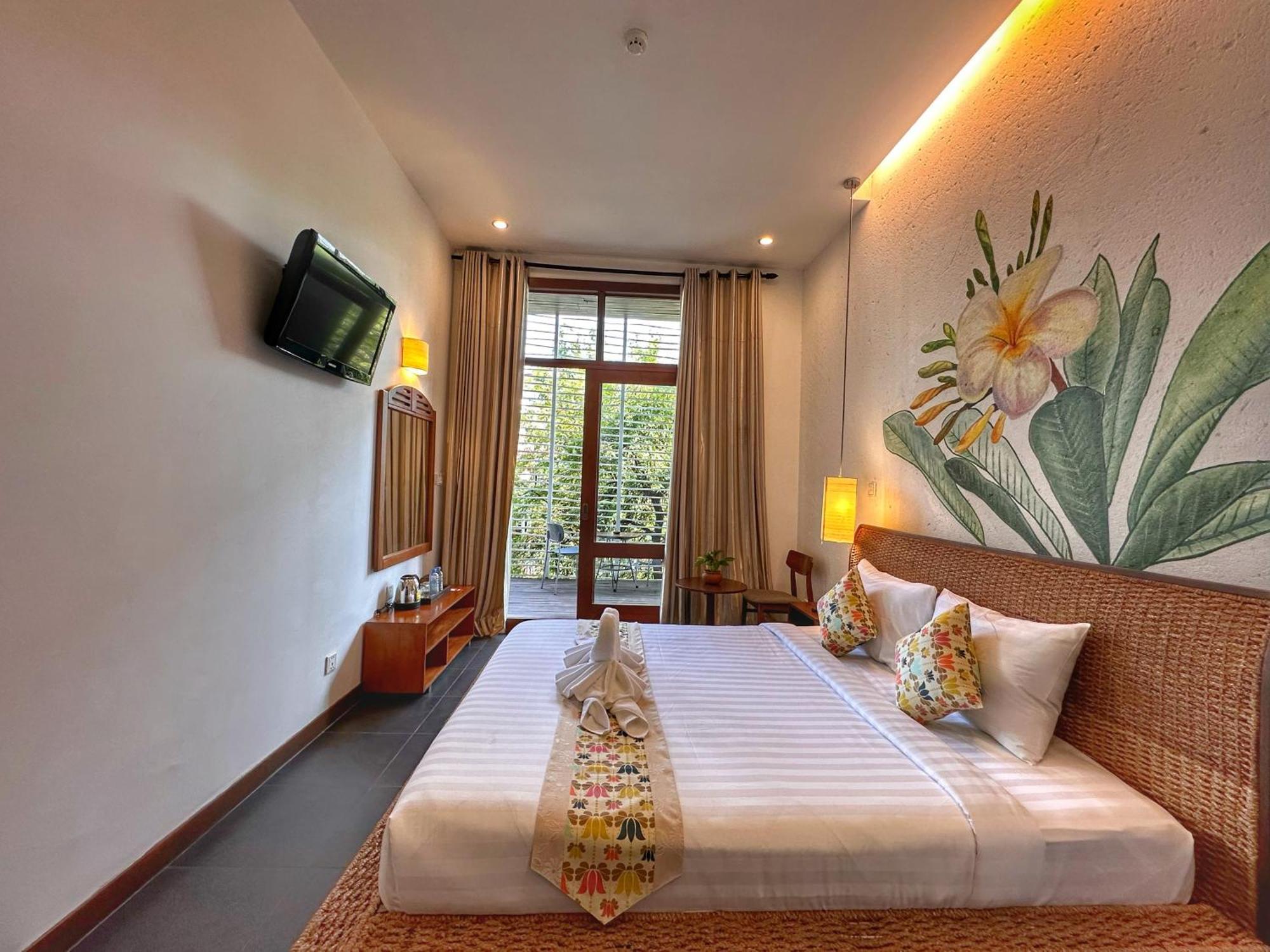 Monsoon Riverside Hotel Phnom Penh Exterior photo