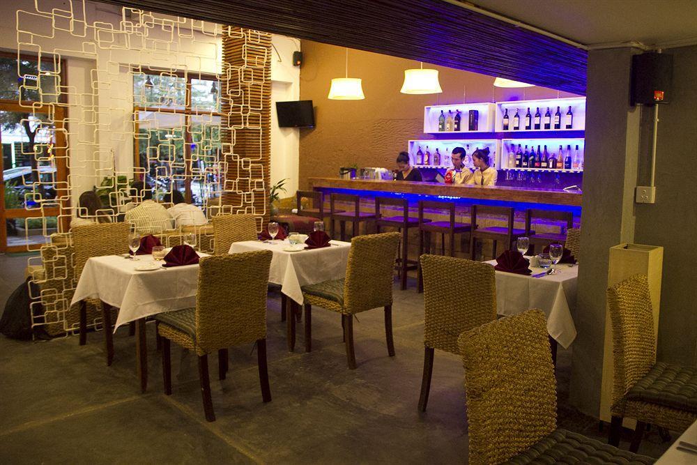 Monsoon Riverside Hotel Phnom Penh Exterior photo