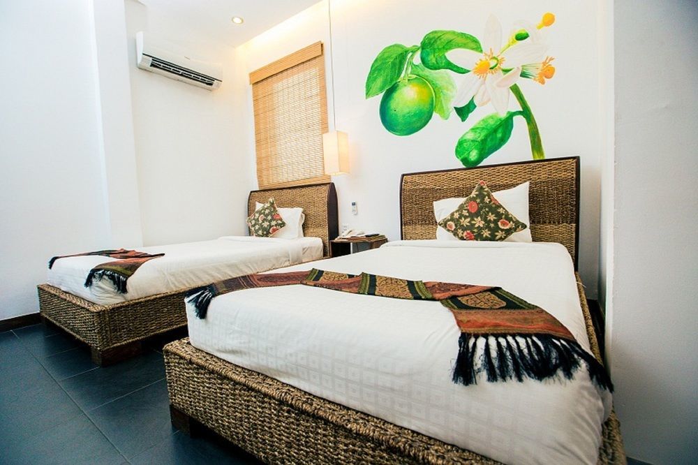 Monsoon Riverside Hotel Phnom Penh Exterior photo